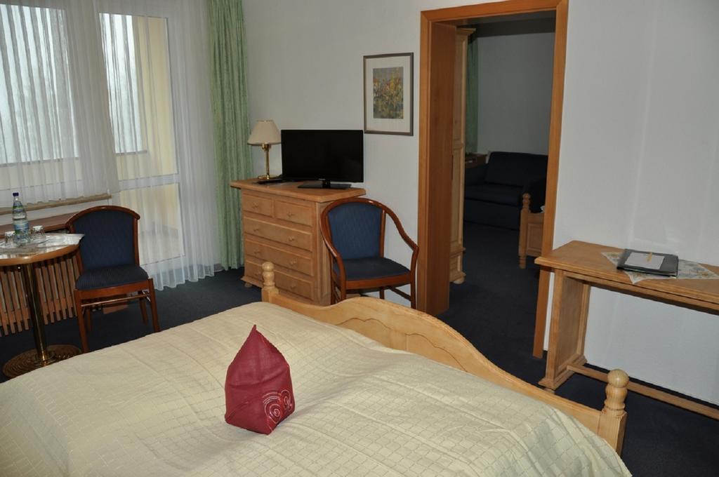 Hotel Am Wald -Garni- Elgersburg ภายนอก รูปภาพ