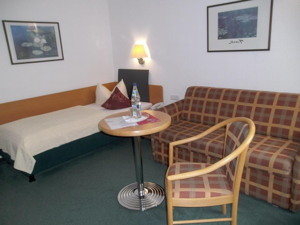 Hotel Am Wald -Garni- Elgersburg ภายนอก รูปภาพ