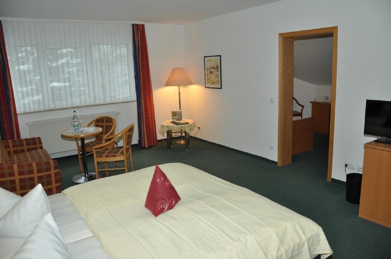 Hotel Am Wald -Garni- Elgersburg ภายนอก รูปภาพ